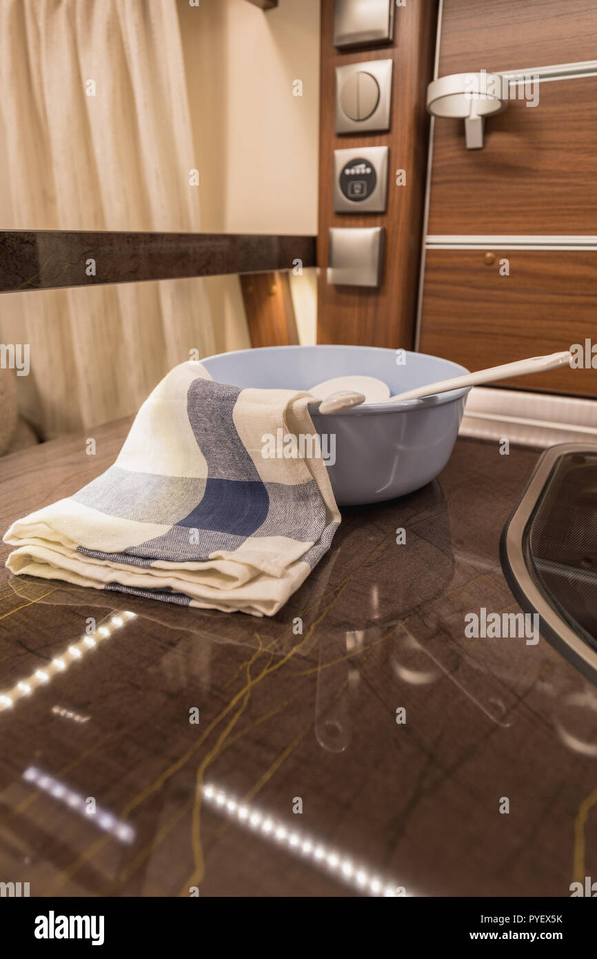 Cucchiai decorativo e stracci in una ciotola su una tabella di caravan, Svizzera Foto Stock