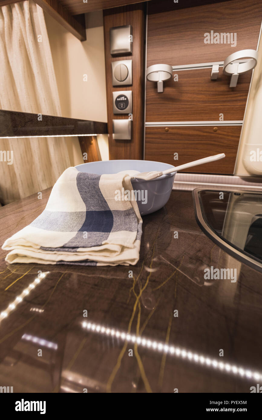 Cucchiai decorativo e stracci in una ciotola su una tabella di caravan, Svizzera Foto Stock