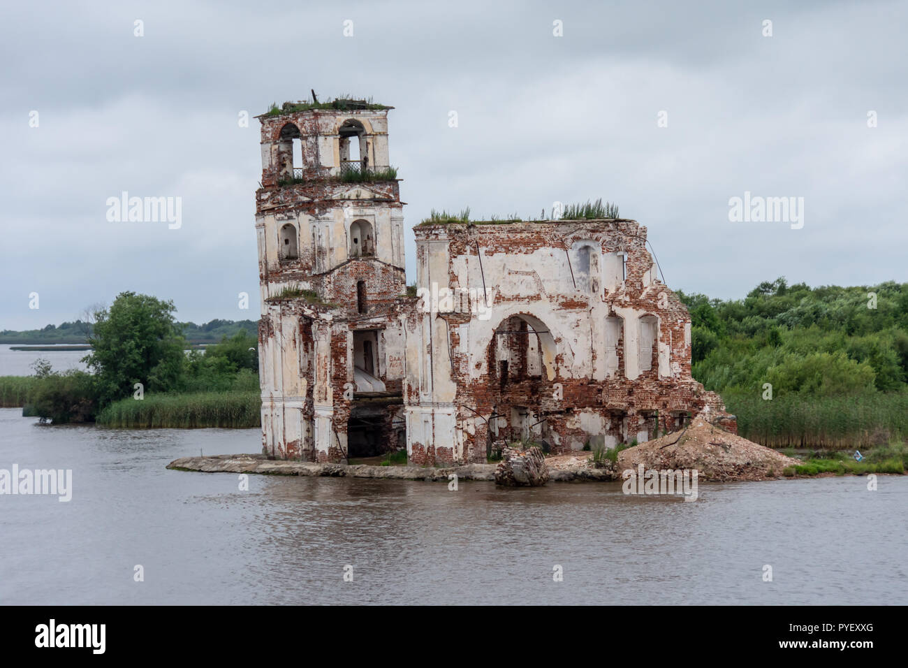 Semi-sommersa nella chiesa Krokhino, Russia Foto Stock