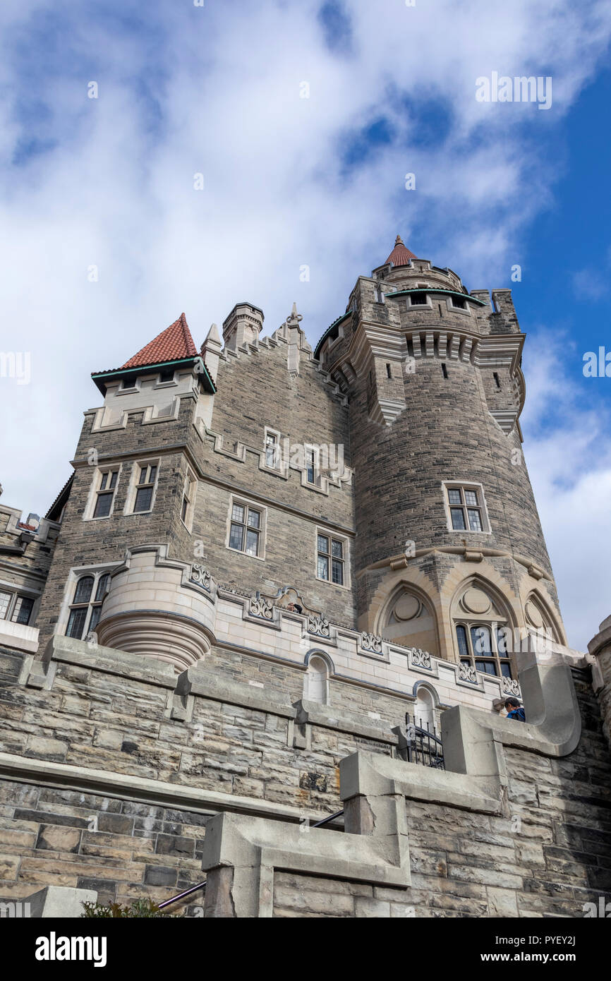 Vista della facciata, Casa Loma Revival gotico palazzo in stile e il giardino di Midtown Toronto, Ontario, Canada Foto Stock