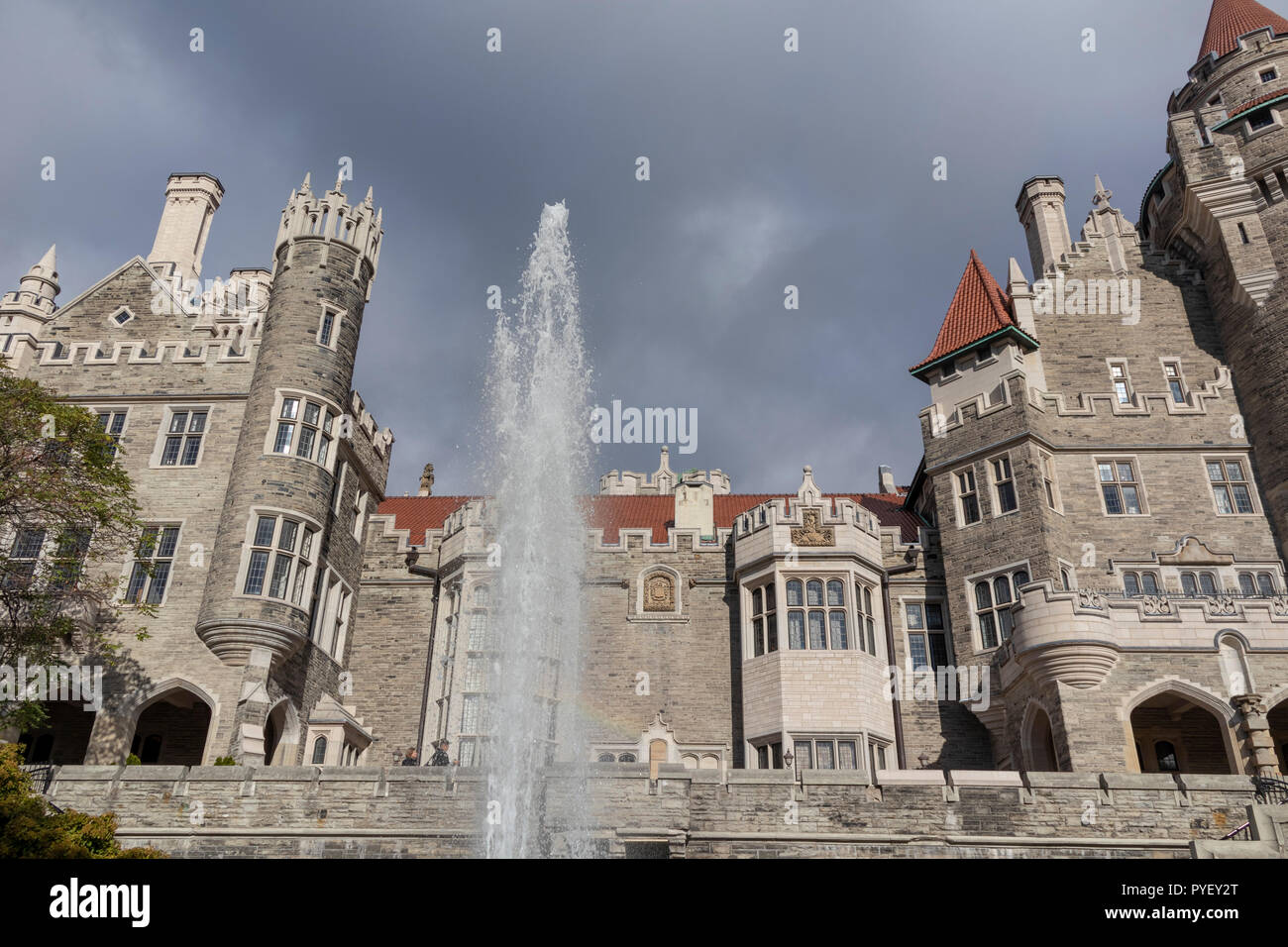 Vista della facciata, Casa Loma Revival gotico palazzo in stile e il giardino di Midtown Toronto, Ontario, Canada Foto Stock