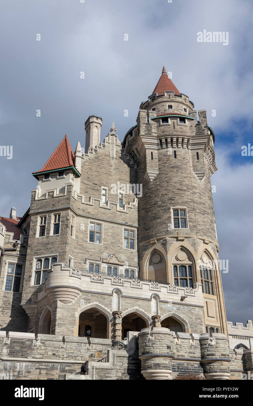 Vista della facciata, Casa Loma Revival gotico palazzo in stile e il giardino di Midtown Toronto, Ontario, Canada Foto Stock