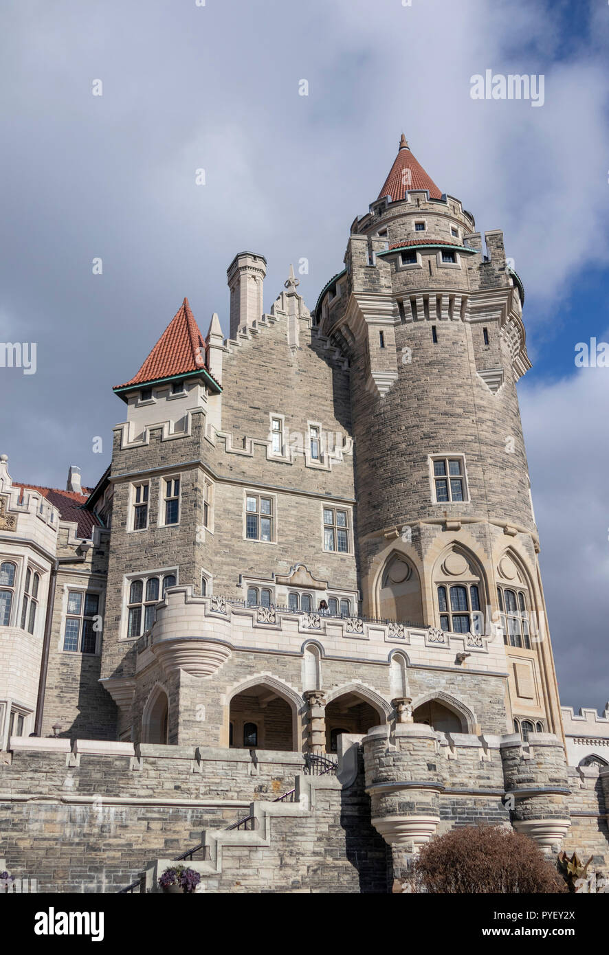 Vista della facciata, Casa Loma Revival gotico palazzo in stile e il giardino di Midtown Toronto, Ontario, Canada Foto Stock
