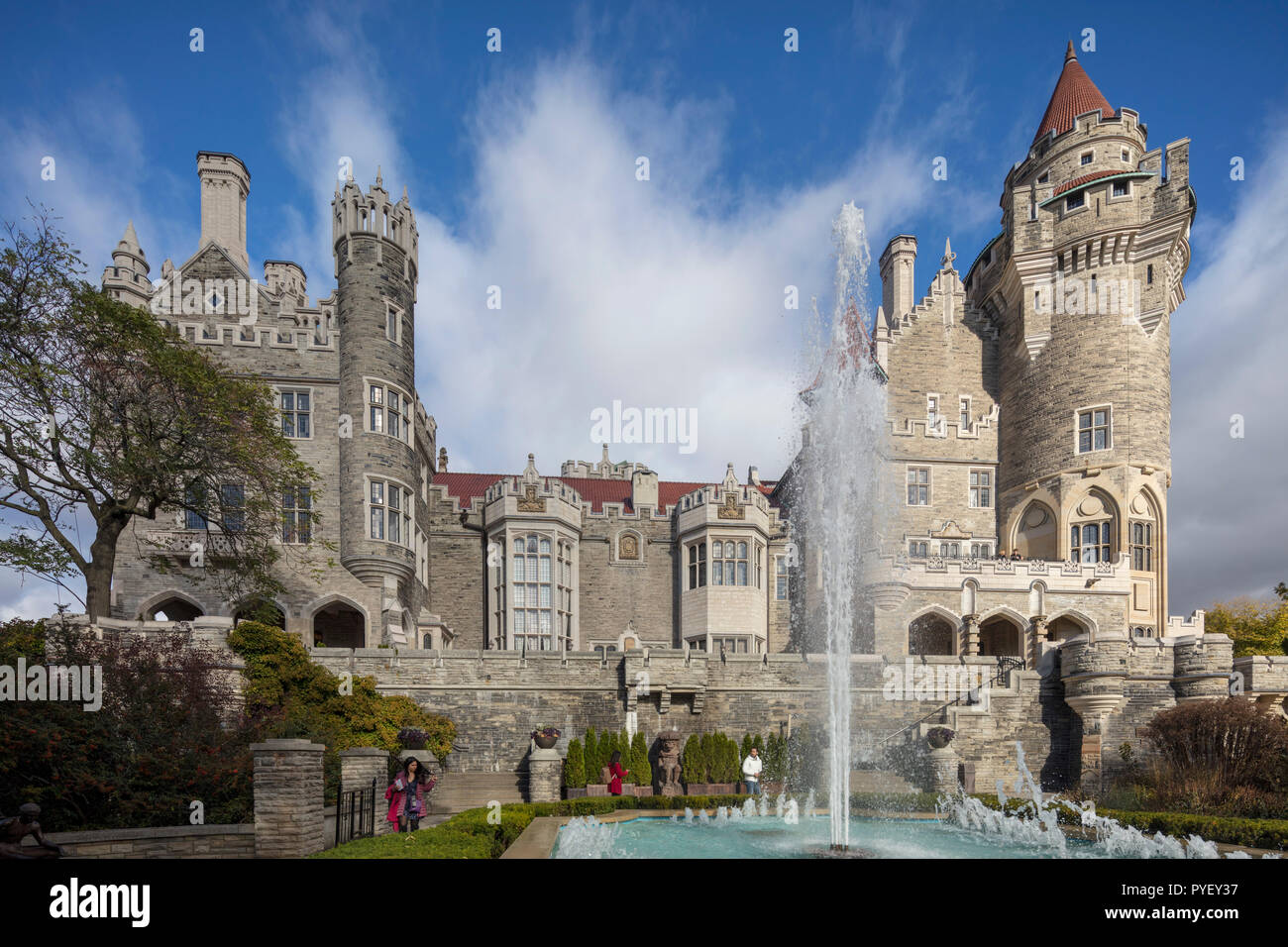 Vista della facciata, Casa Loma Revival gotico palazzo in stile e il giardino di Midtown Toronto, Ontario, Canada Foto Stock