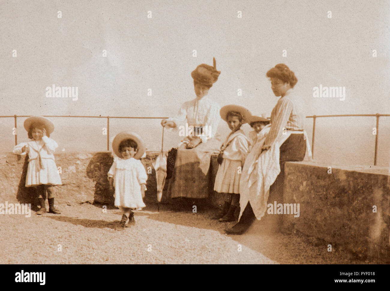 Unknown donna italiana con i suoi bambini e baby sitter (Italia, 1910s) Foto Stock