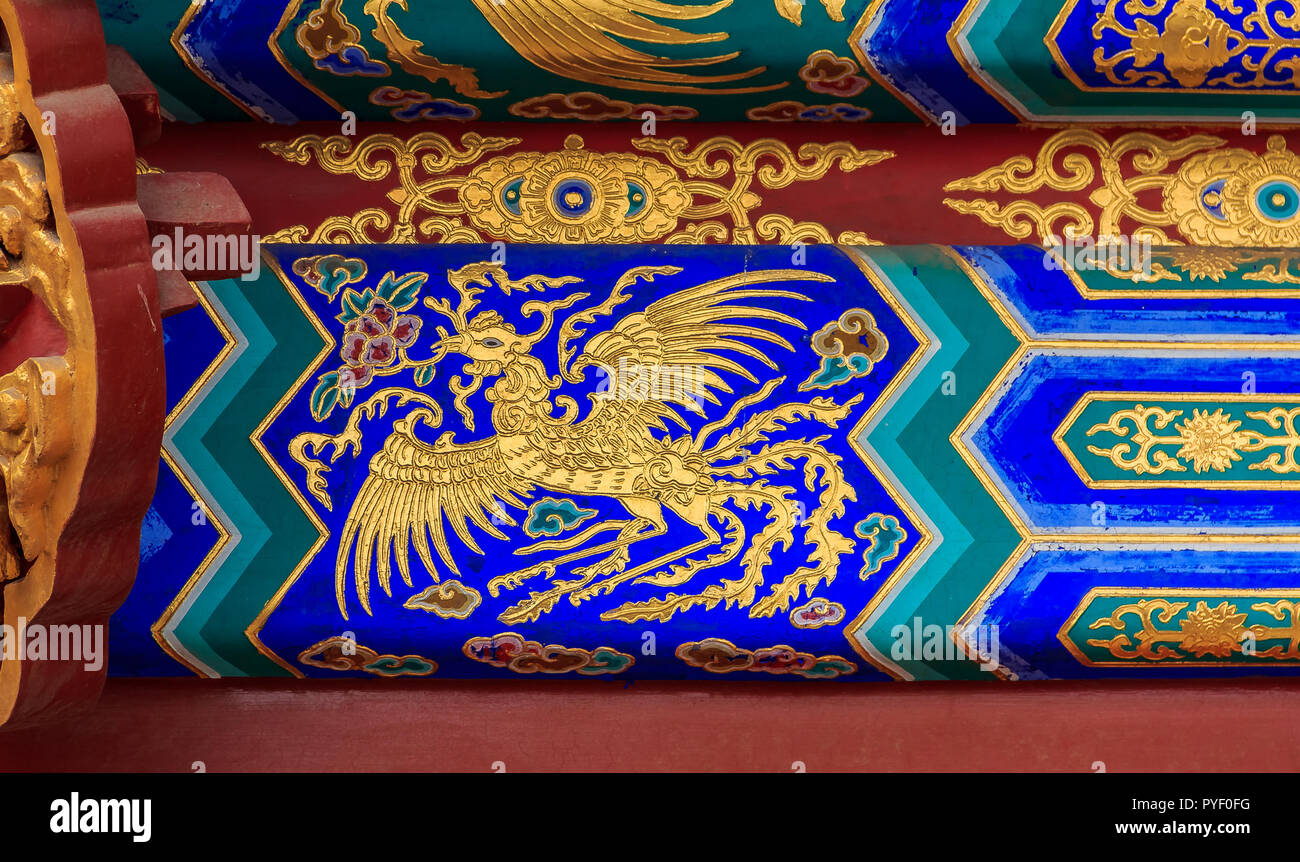 Ornate intagliato e dipinto di fascio e travi a vista con i tradizionali disegni cinesi nel Tempio del Cielo a Pechino in Cina Foto Stock