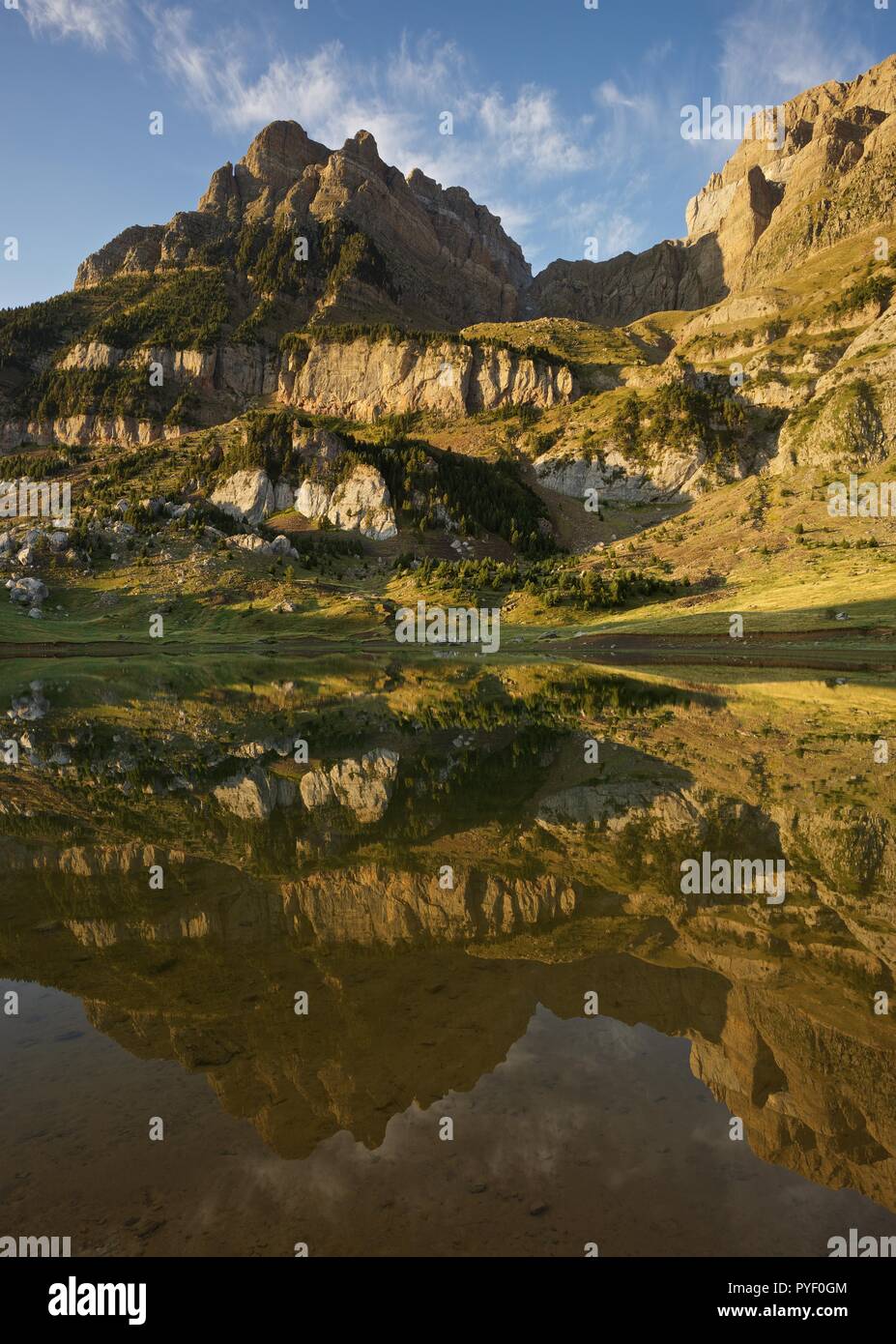 La luce del mattino e acque ancora a Ibon de Piedrafita Foto Stock