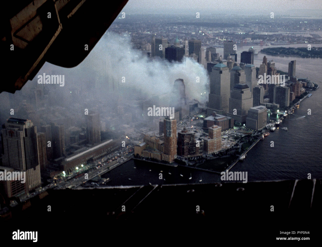 Settembre 13, 2001 - Antenne della covava World Trade Center, Ground Zero sito dopo il 9/11, 2001 attacchi terroristici. Foto di Gary Ell Foto Stock