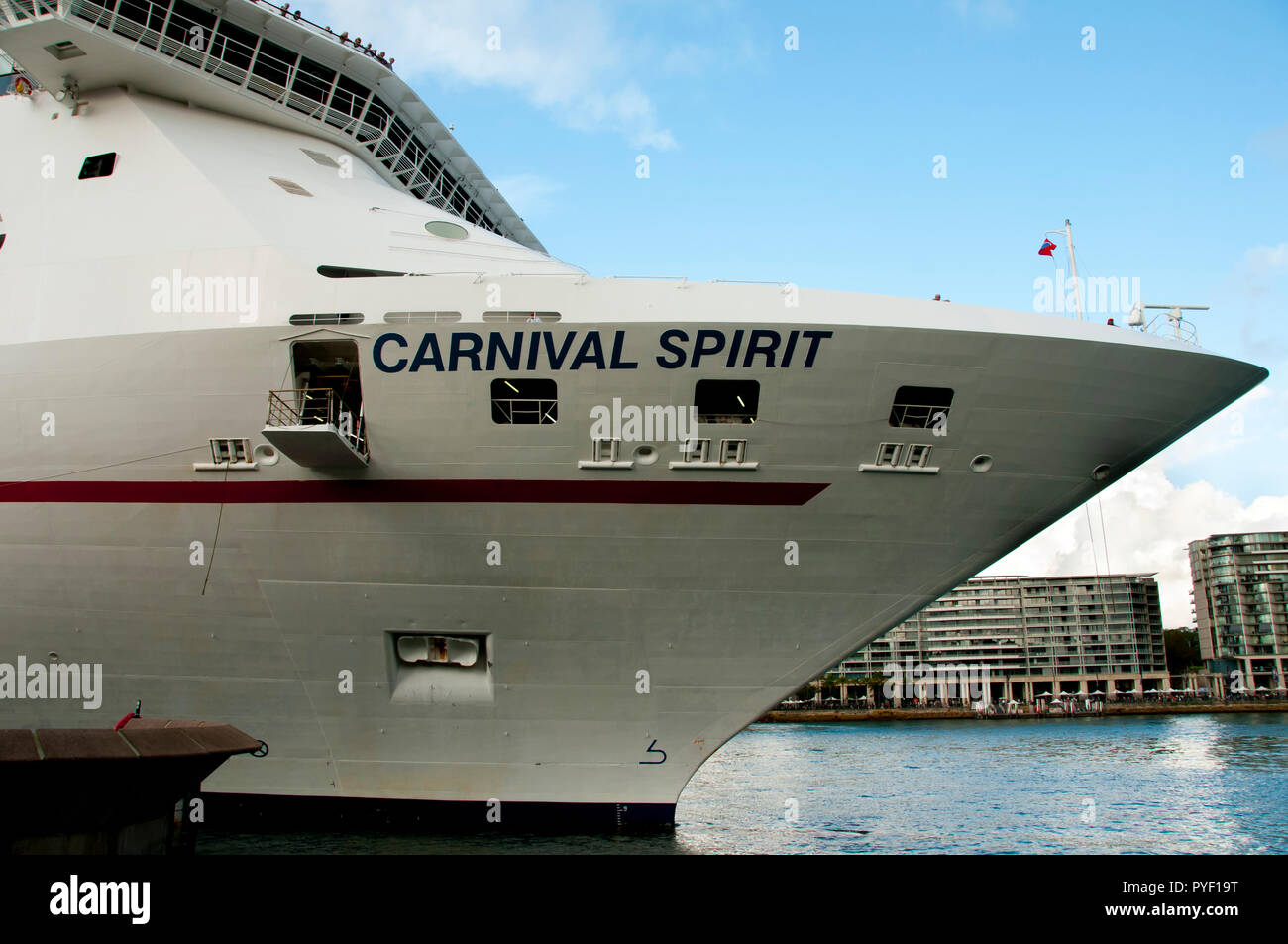 SYDNEY, Australia - Aprile 4, 2018: Carnevale spirito nave da crociera lasciando docs di Circular Quay Foto Stock