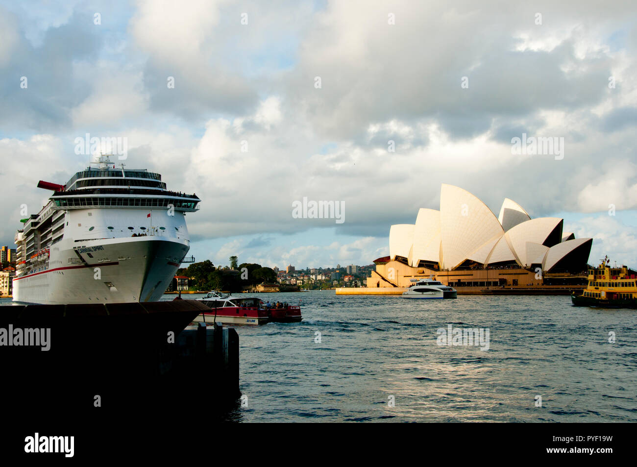 SYDNEY, Australia - Aprile 4, 2018: iconica Opera House & un passeggero con una nave da crociera in Circular Quay Foto Stock