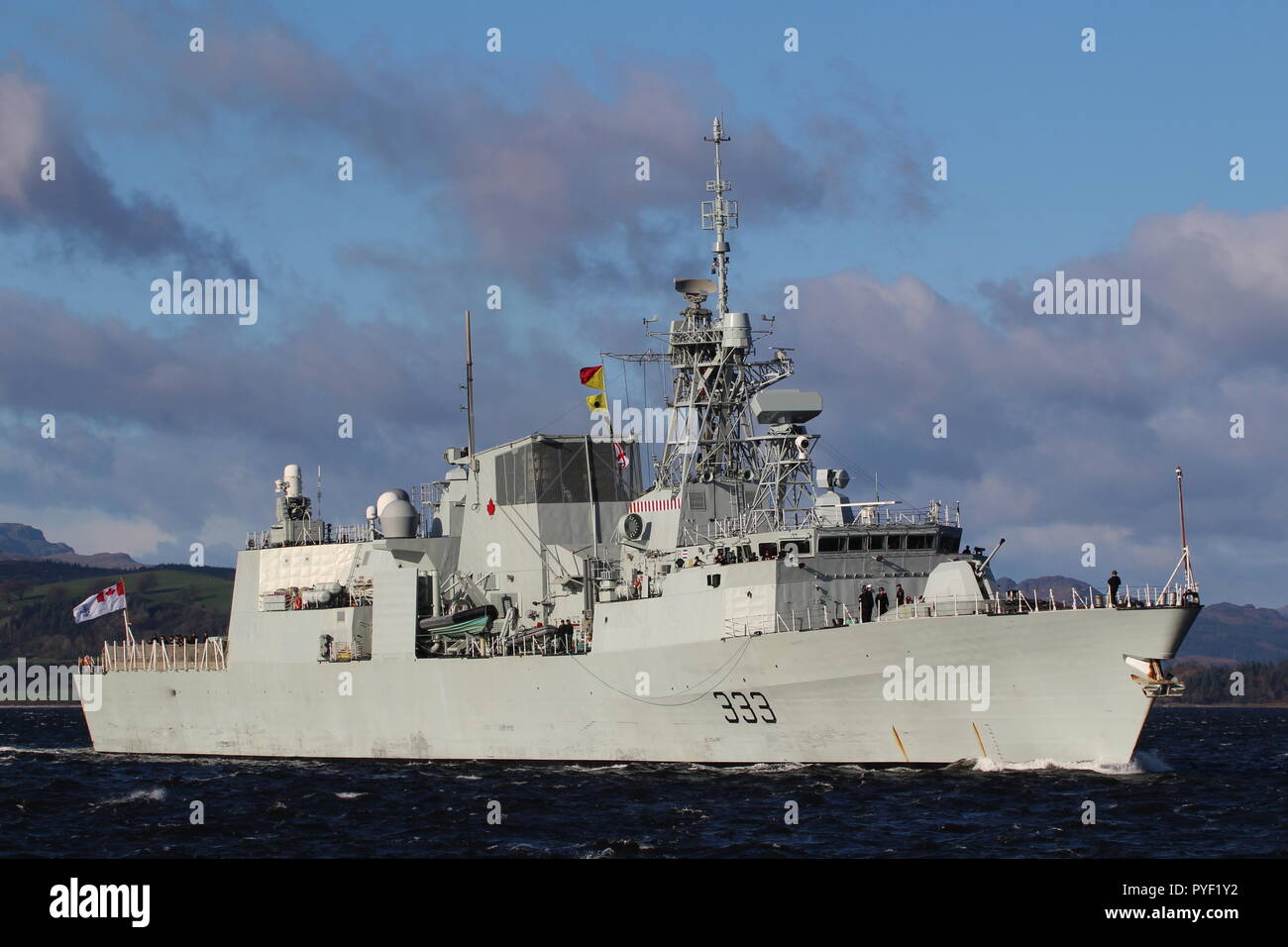 HMCS Toronto (FFH-333), un Halifax-classe (o città-classe) frigate gestito dalla Royal Navy Canadese, passando Greenock su un viaggio in entrata a Glasgow Foto Stock