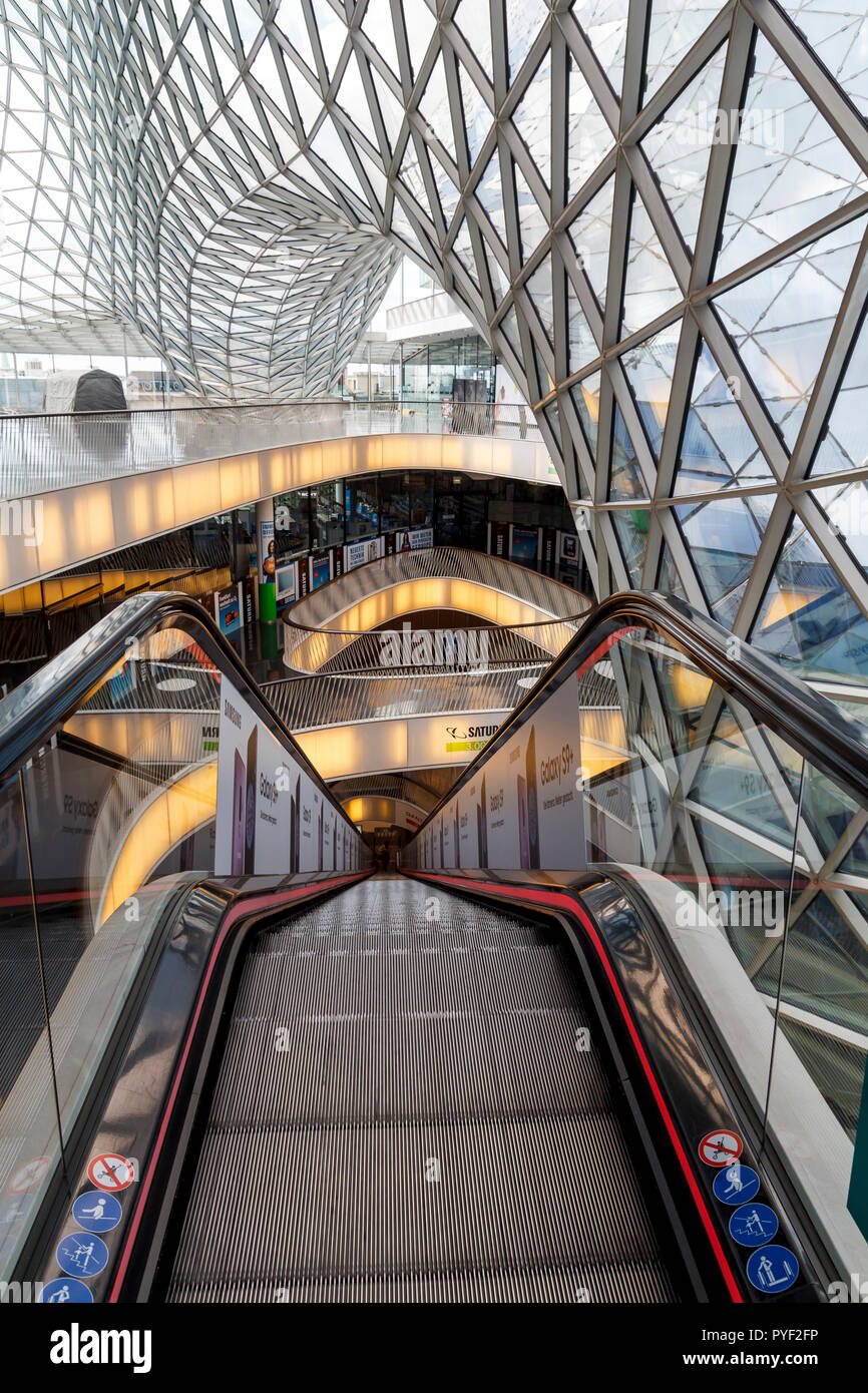 Francoforte, Germania: Maggio 01, 2018: Meccanico scalinata MyZeil, un moderno centro commerciale per lo shopping nel centro di Francoforte, progettato dall'architetto italiano Massi Foto Stock