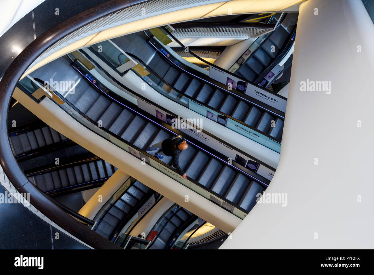 Francoforte, Germania: Maggio 01, 2018: Meccanico scalinata MyZeil, un moderno centro commerciale per lo shopping nel centro di Francoforte, progettato dall'architetto italiano Massi Foto Stock