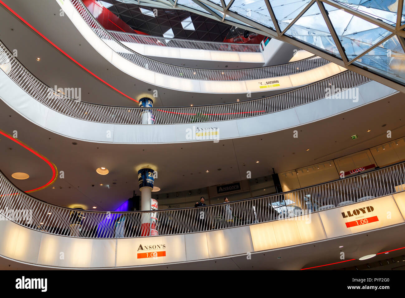 Francoforte, Germania: Maggio 01, 2018: sala principale in MyZeil, un moderno centro commerciale per lo shopping nel centro di Francoforte, progettato dall'architetto italiano Massimiliano F Foto Stock