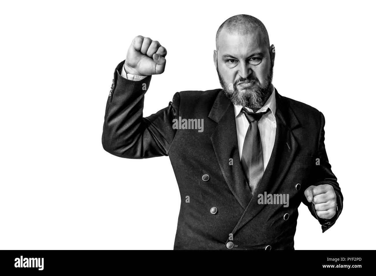 Un uomo con una determinata espressione alzò la mano in un pugno chiuso verso l'alto. Foto in bianco e nero. Foto Stock