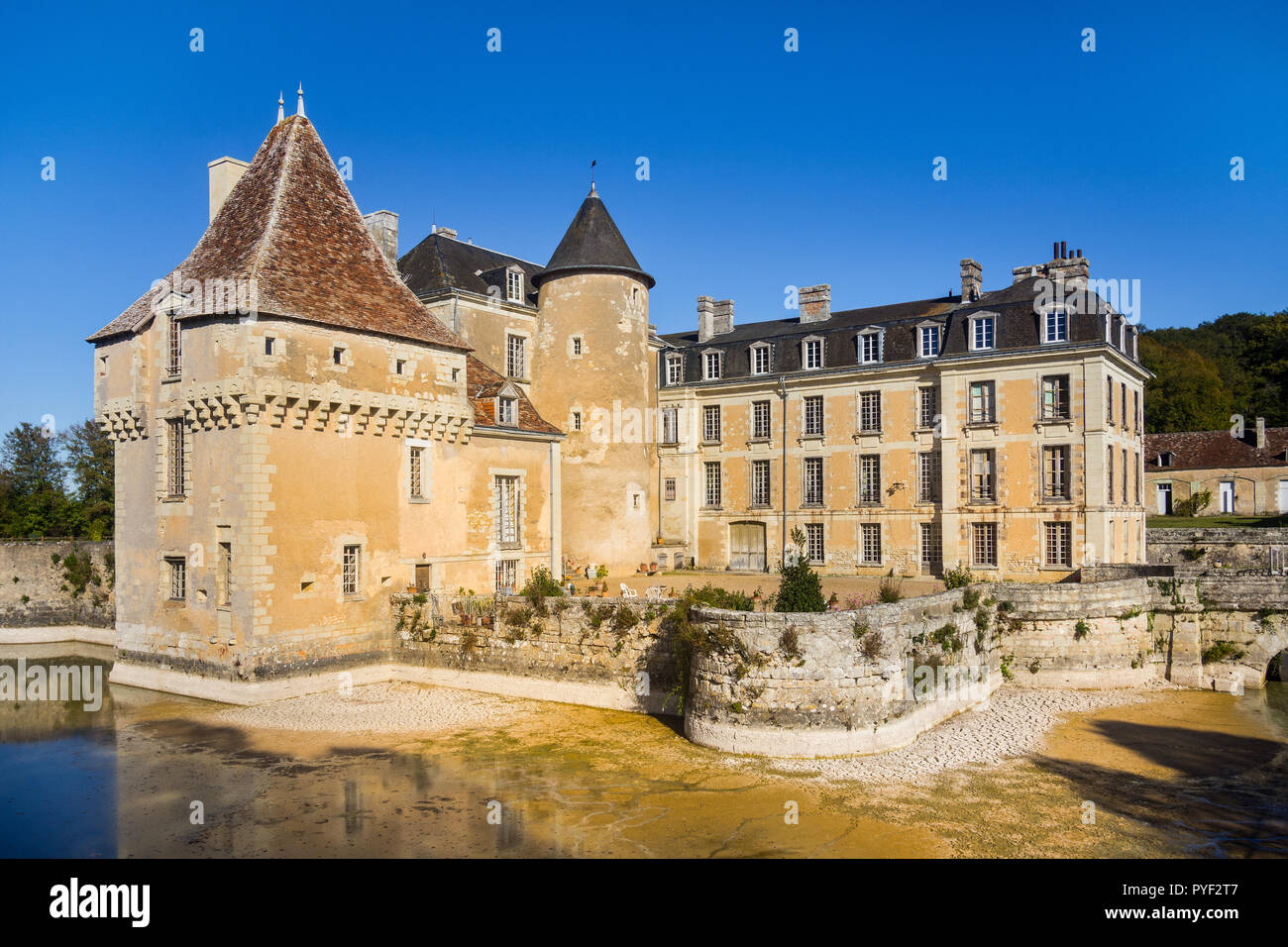 Fossato asciutto (drenato per riparazioni) nei dintorni di Chateau Boussay, Francia. Foto Stock