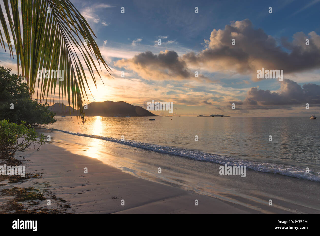 Spiaggia tropicale di sunrise Foto Stock