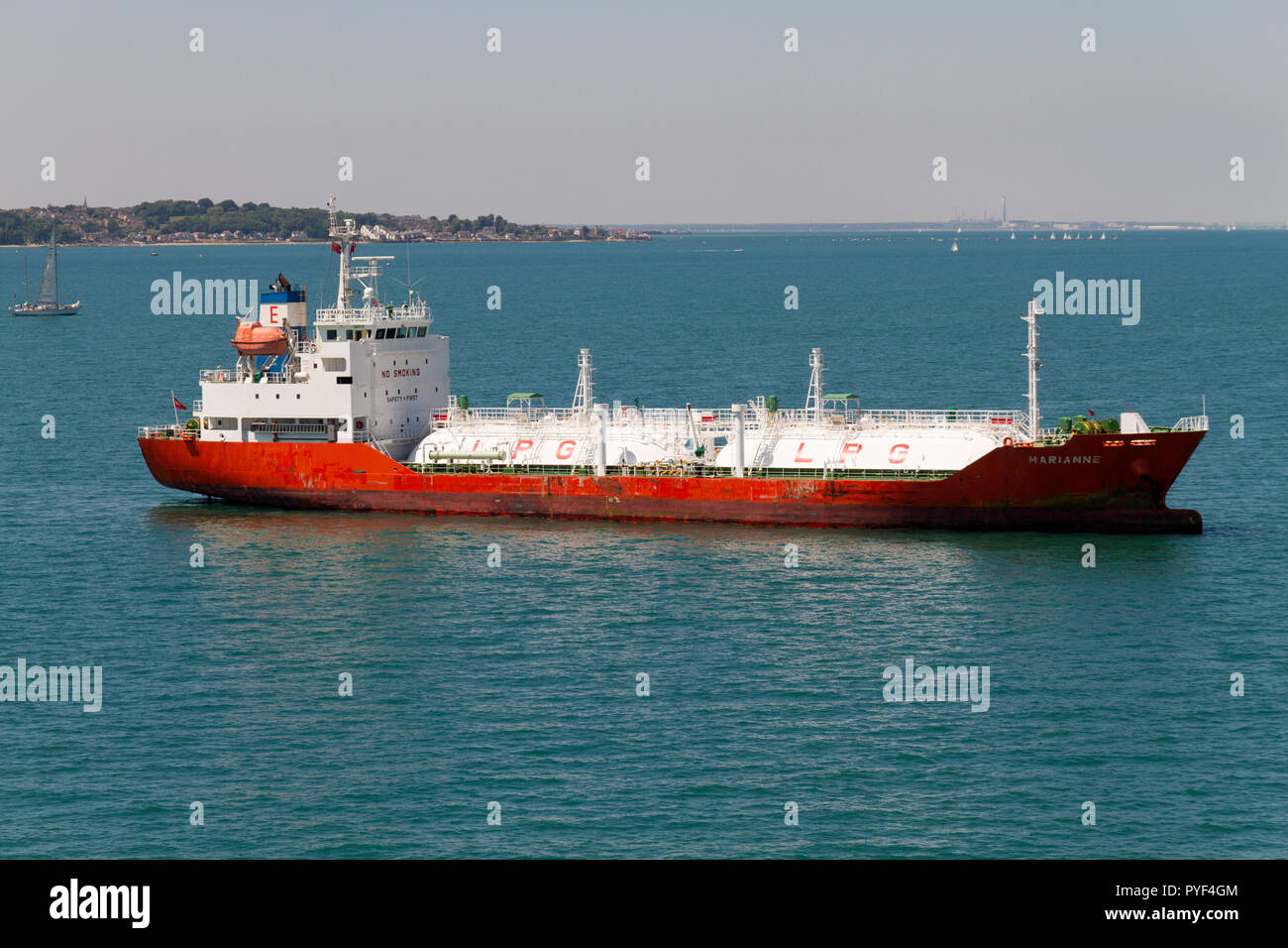 Il Gpl nave al di ancoraggio in Portsmouth Porto in attesa di carico verso l'alto. Foto Stock