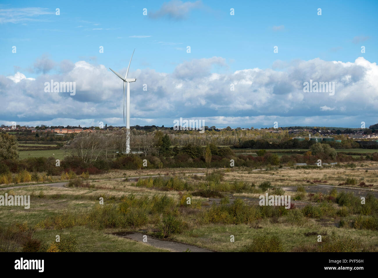 Singola turbina eolica nei pressi di Ilkeston, Derbyshire, Regno Unito Foto Stock