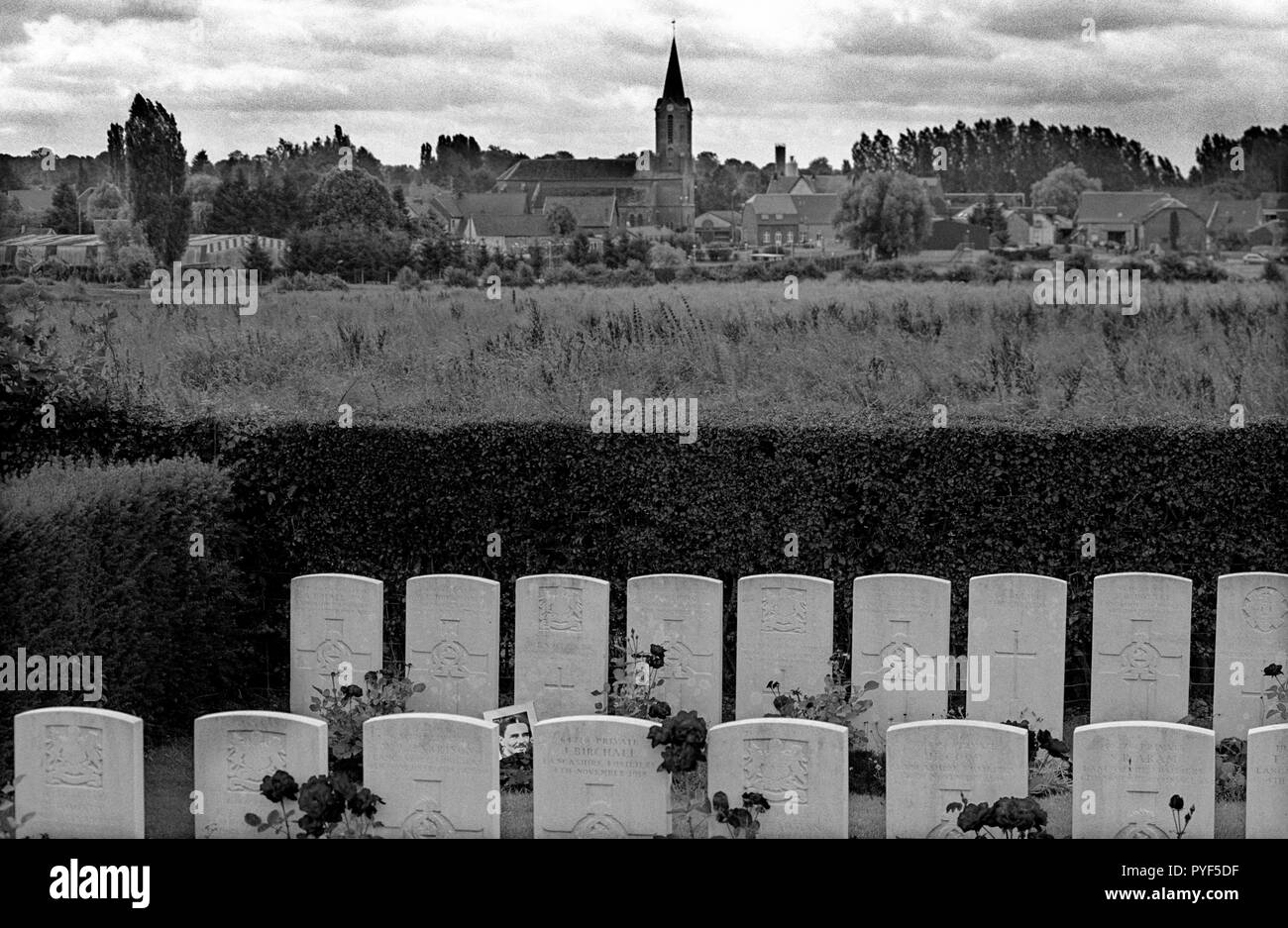 Wilfred Owen il poeta muore il 4 novembre del 1918 a soli 7 giorni prima della fine della prima guerra mondiale. Una fotografia di Owen è normalmente appoggiata contro la sua tomba a Ors cimitero comunale nel Commonwealth WarGraves Commissione plot. La città di ORS è un comune nel dipartimento del Nord della Francia settentrionale può essere visto in background e il punto in cui Owen è morto è appena dietro il campanile della Chiesa sullo sfondo di questa fotografia. Owen è stato ucciso in azione il 4 novembre 1918 durante la traversata della Sambre-Oise Canal, esattamente una settimana (quasi all'ora) prima della firma dell'armistizio che fine Foto Stock