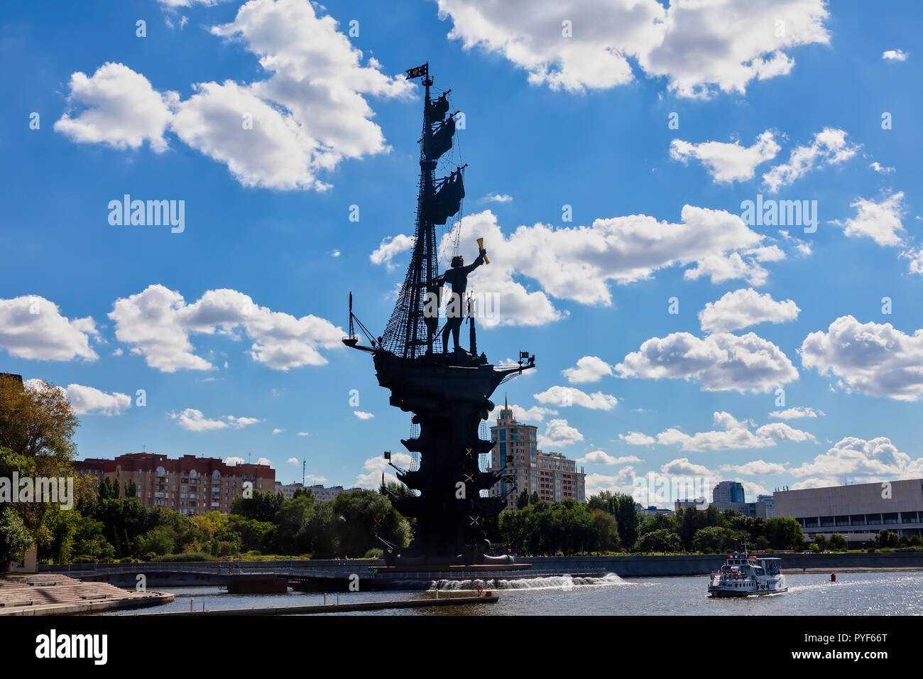 Silhouette di Pietro il Grande Statua di Mosca. Essa è stata eretta nel 1997 ed è l'ottava-statua più alto in tutto il mondo Foto Stock