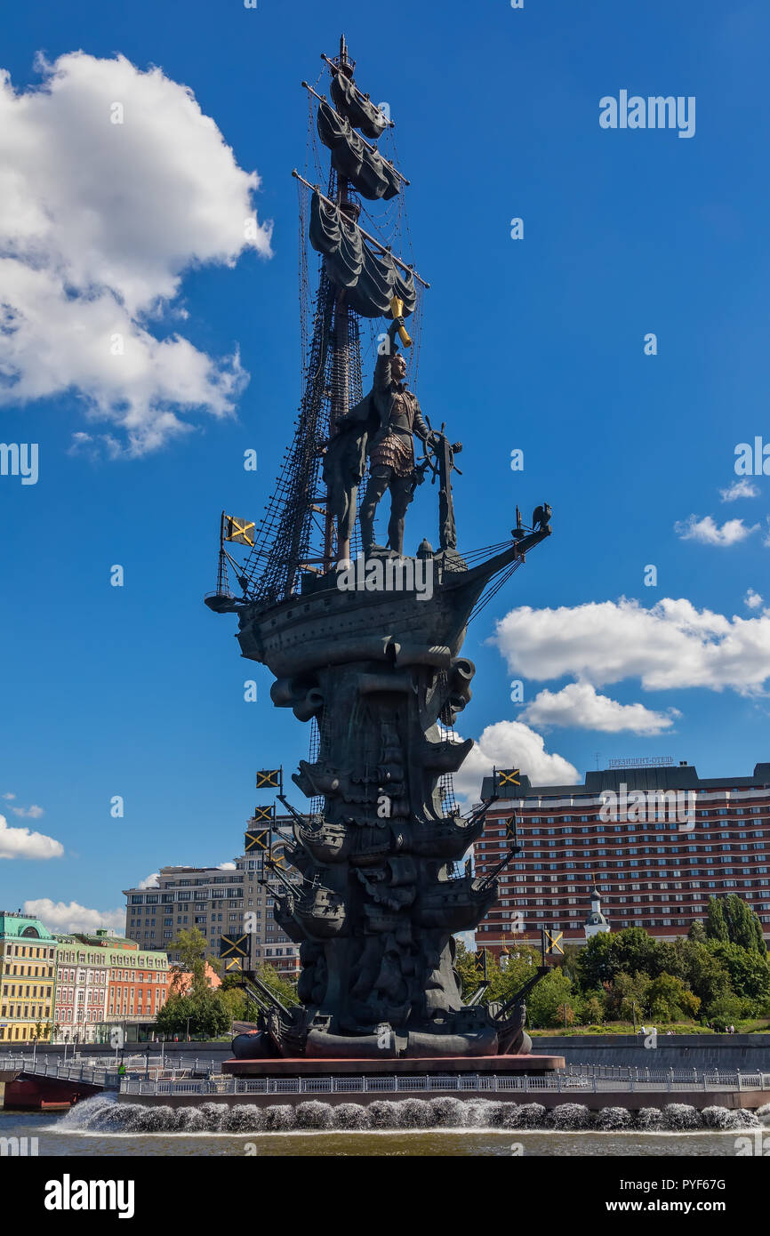 Monumento a Pietro il Grande a Mosca. Essa è stata eretta nel 1997 ed è l'ottava-statua più alto in tutto il mondo Foto Stock