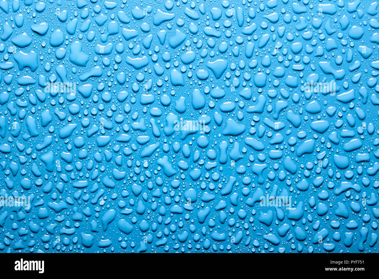 Abstract di gocce di acqua su sfondo blu. Foto Stock