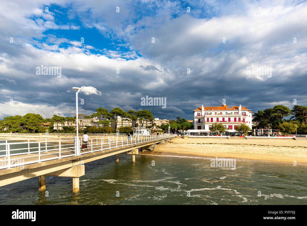 Le Moulleau jetty e Riva sotto una drammatica storm sky, Bassin d'Arcachon, Aquitaine, Gironde, Francia Foto Stock