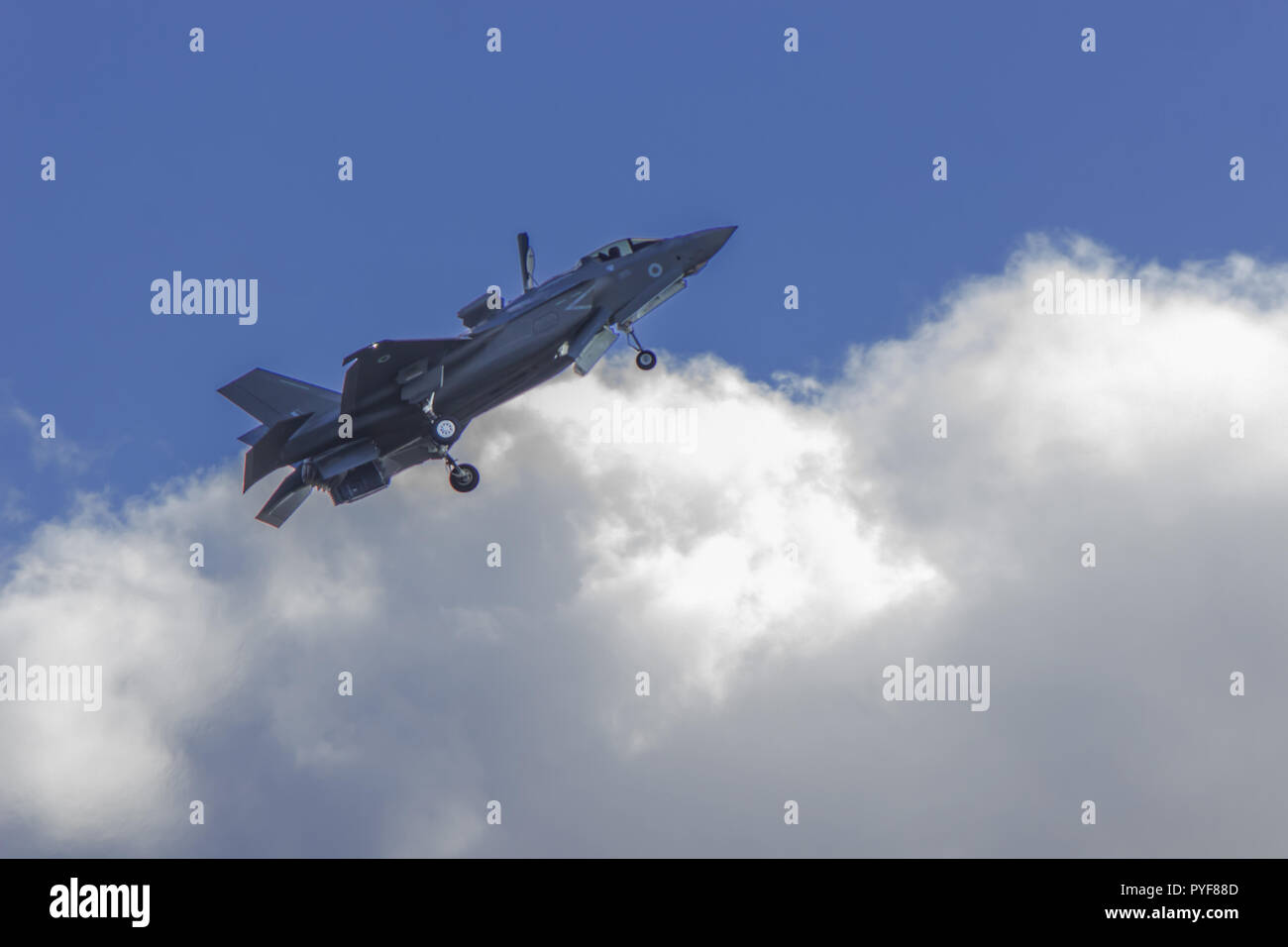 F35 della Royal Air Force in una molto lenta passano sopra il Museo della Guerra Imperiale di Duxford airfield Foto Stock