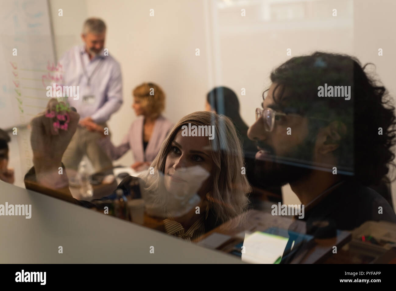I dirigenti la scrittura sulla parete di vetro Foto Stock