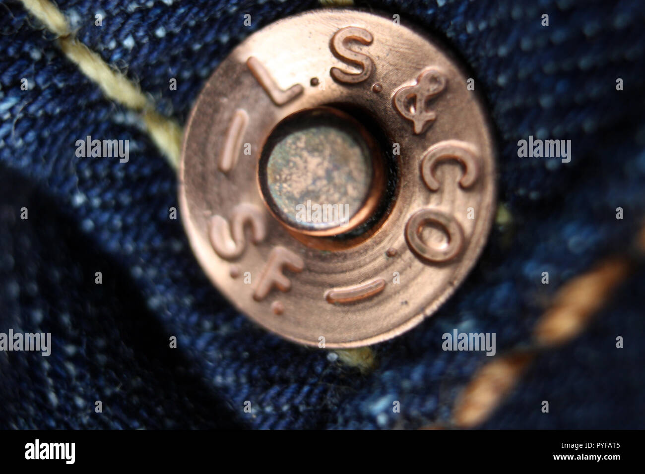 Close-up di lettura del pulsante "Levi Strauss & Co - SF Cal' su una coppia di Levi 's jeans blu Foto Stock