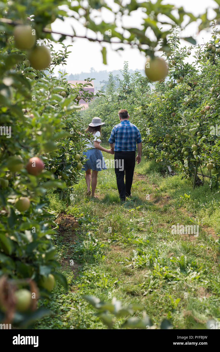 Giovane passeggiate in fattoria Foto Stock
