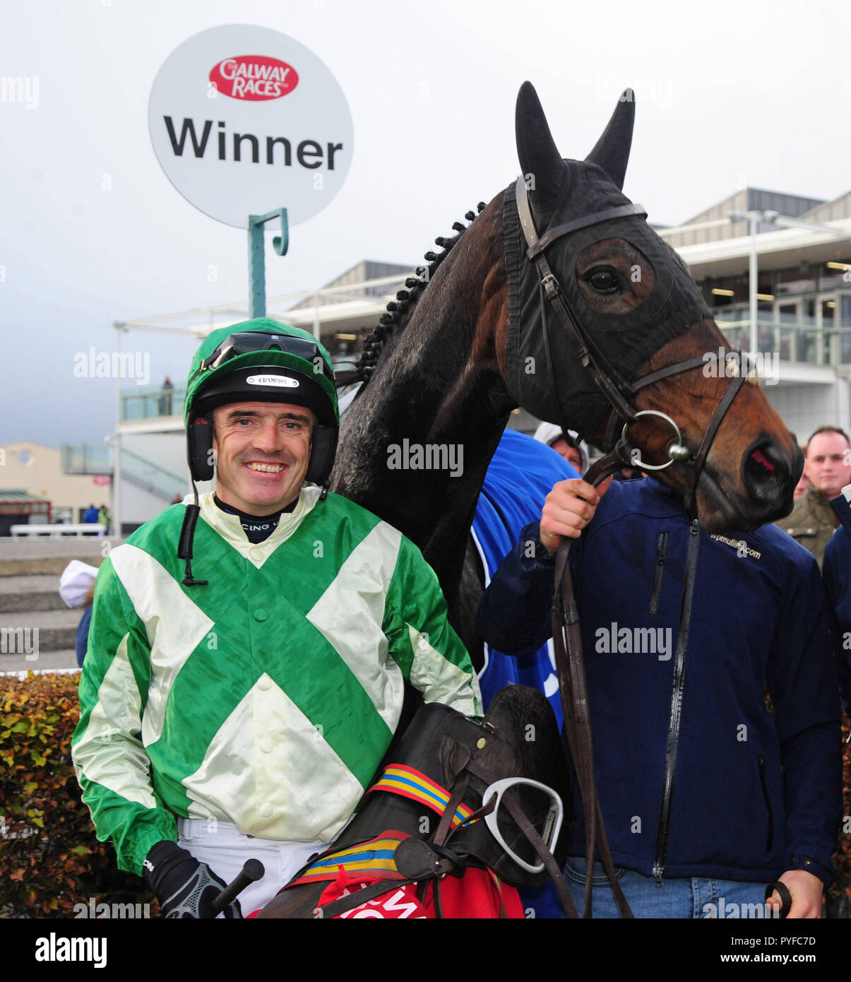 Royal Rendezvous e Ruby Walsh dopo aver vinto l'olio Corrib Maiden Hurdle durante il primo giorno del mese di ottobre la festa a Galway Racecourse. Foto Stock