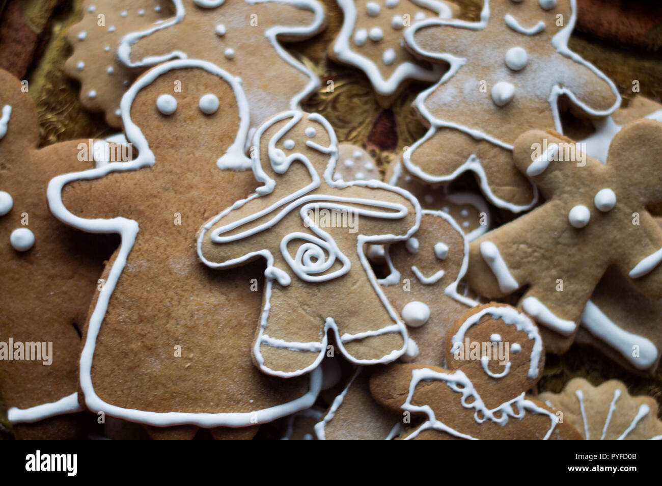 Natale e halloween decorazione correlati - dolce gingerbread cookie mostri e uomini Foto Stock