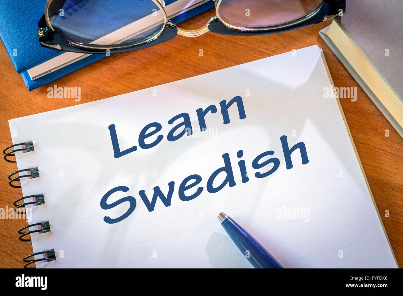 Imparare lo svedese scritto in un blocco note. Il concetto di istruzione Foto Stock