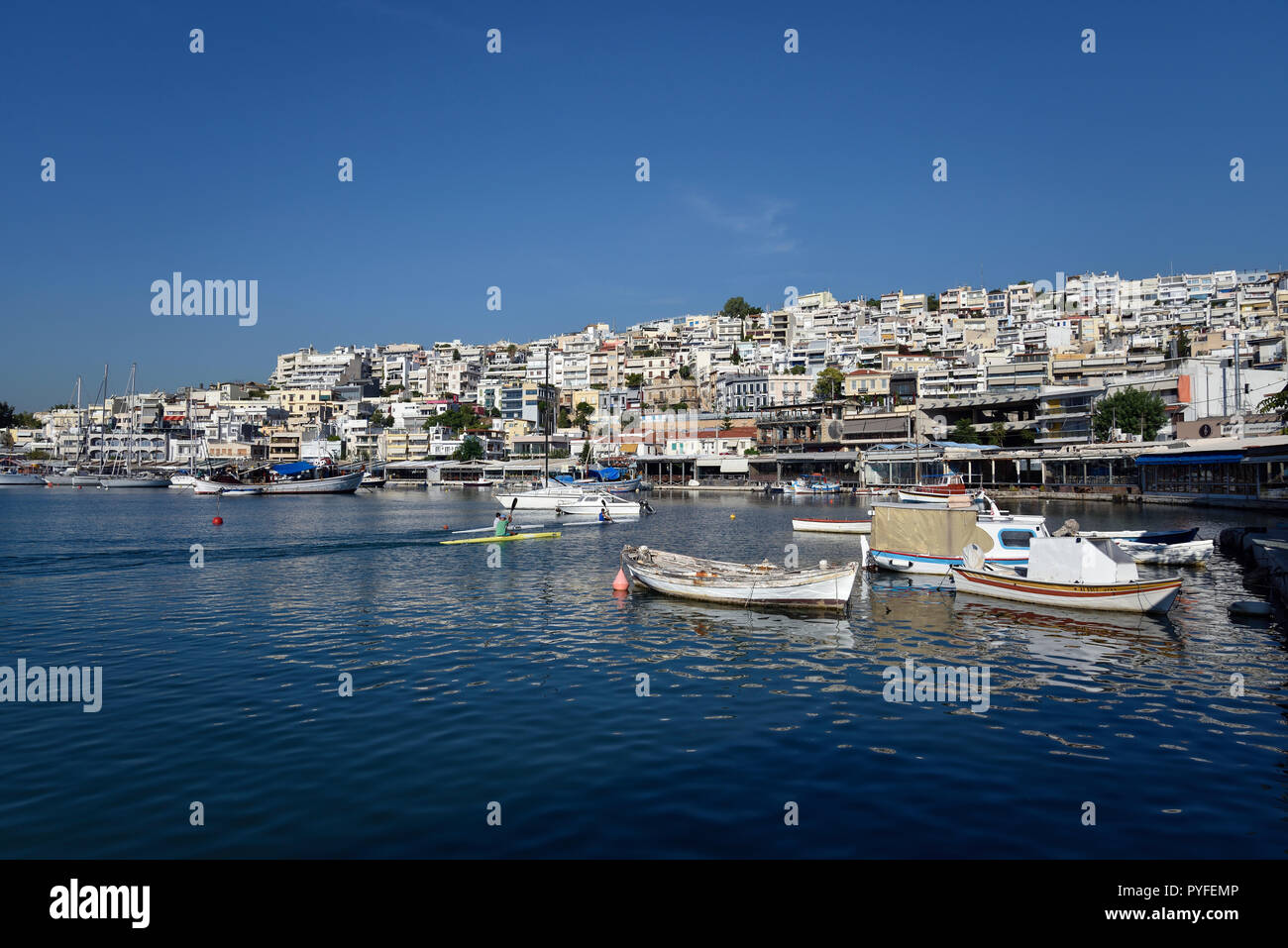 Barche da pesca in porto Mikrolimano, Atene, Grecia Foto Stock