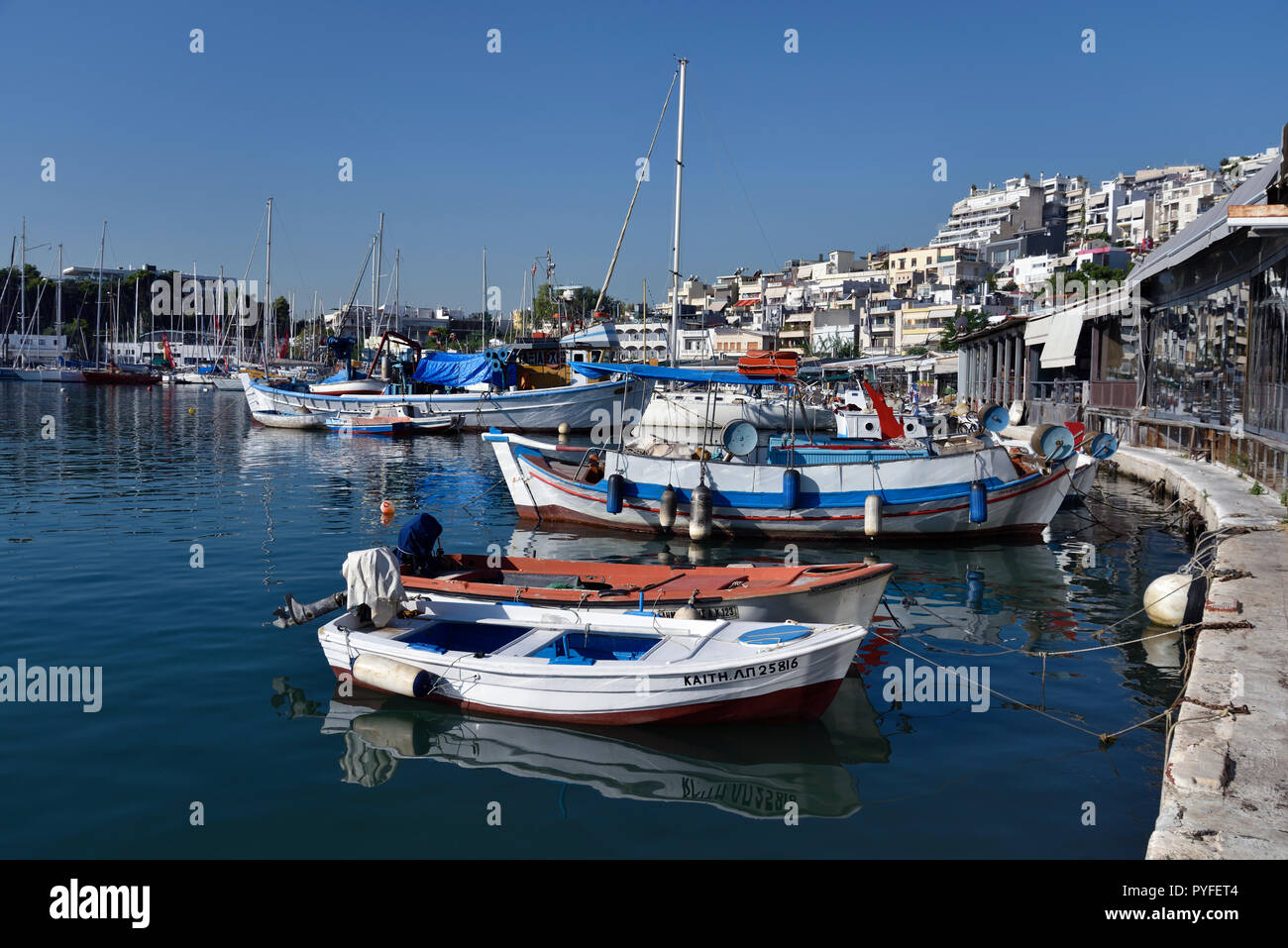 Barche da pesca in porto Mikrolimano, Atene, Grecia Foto Stock