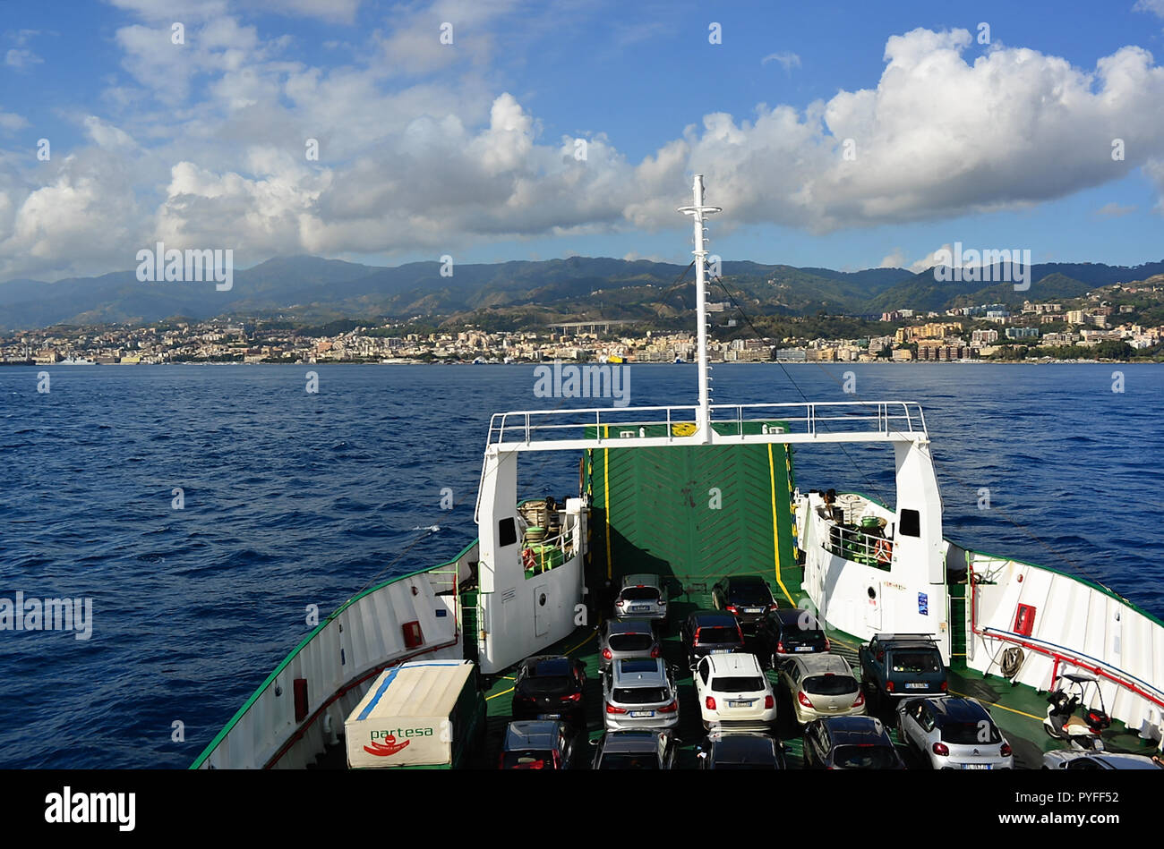 lo stretto di messina italiano stretto di messina e uno stretto canale tra la punta orientale della sicilia punta del faro e la punta occidentale della calabria punta pezzo nel sud dell italia