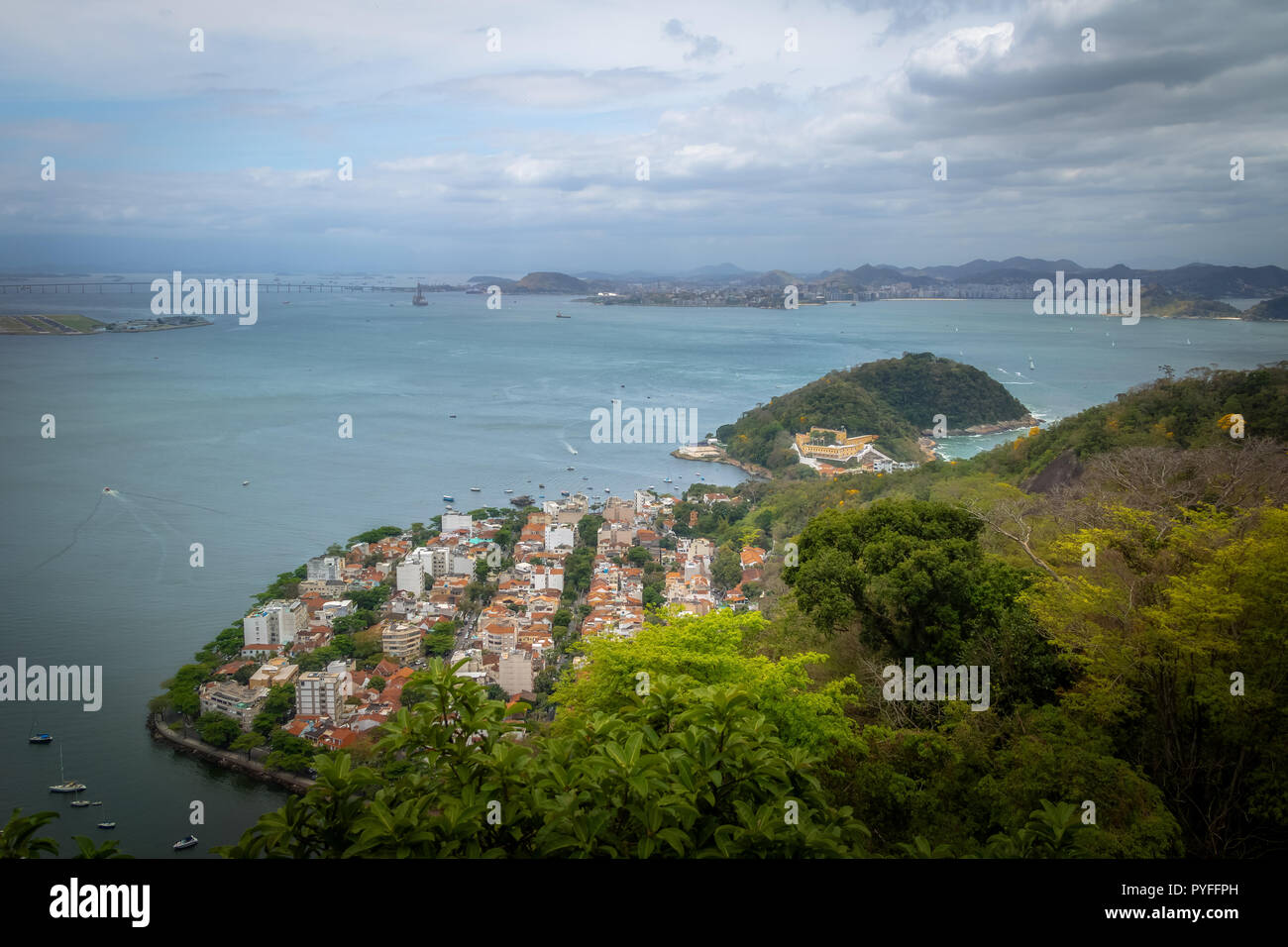 Vista aerea della baia di Guanabara, Urca e Sao Joao Fortezza - Rio de Janeiro, Brasile Foto Stock