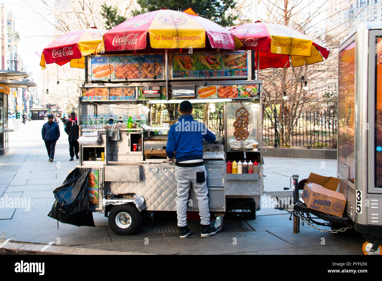 La città di NEW YORK, Stati Uniti d'America - Aprile 2018: un tipico esempio di hotdog e bagel stand nel centro di Manhattan a New York, Stati Uniti d'America Foto Stock