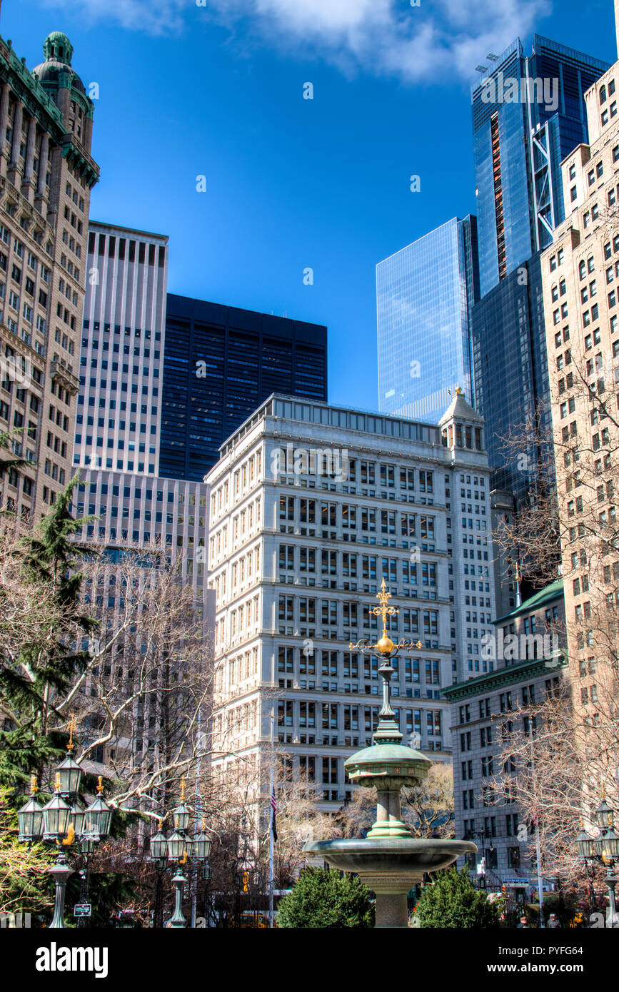 Il City Hall Park con tipici edifici circostanti nel centro di Manhattan a New York City, Stati Uniti d'America Foto Stock