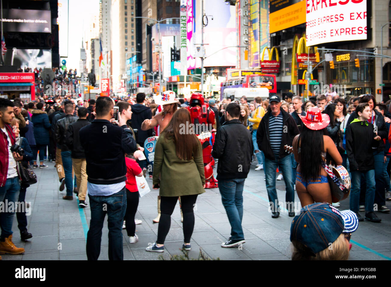 La città di NEW YORK, Stati Uniti d'America - Aprile 2018: il traffico e i cartelloni su Times Square a Manhattan, New York City, Stati Uniti d'America con il cowboy nudo Foto Stock