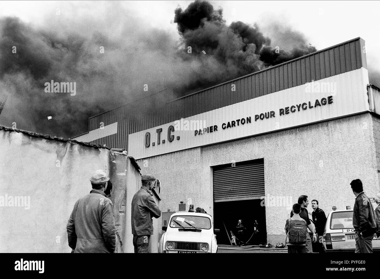 Archivi 90ies: Vigili del fuoco contro il fuoco in un tessuto, Lione, Francia Foto Stock