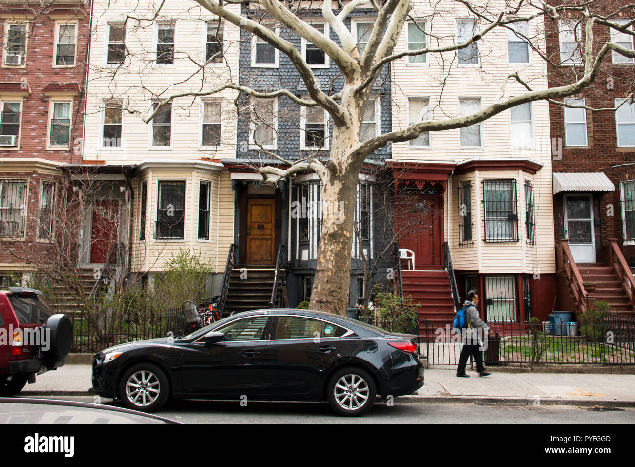 La città di NEW YORK, Stati Uniti d'America - Aprile 2018: tipiche case nel centro di Brooklyn a New York City, Stati Uniti d'America Foto Stock