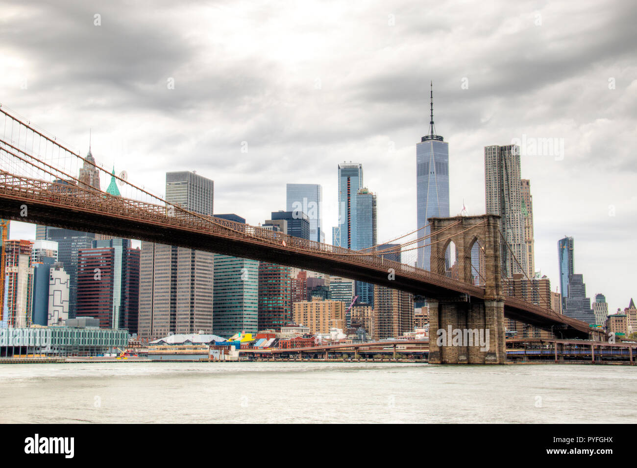 La città di NEW YORK, Stati Uniti d'America - Aprile 2018: vista dello skyline di Manhattan a New York City, Stati Uniti d'America con il ponte di Brooklyn a parte anteriore Foto Stock