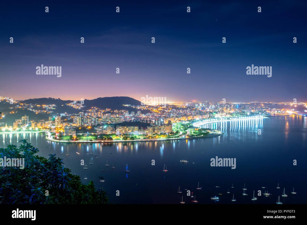 Vista aerea della baia di Guanabara e Flamengo di notte - Rio de Janeiro, Brasile Foto Stock