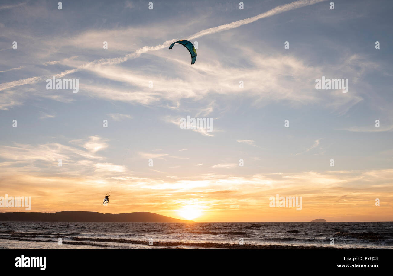 Il kite surf con un bel tramonto a Weston super Mare. Foto Stock