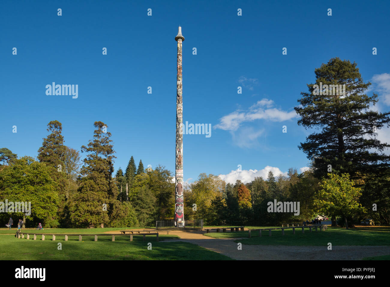 I colori autunnali e paesaggio con il Totem Pole a Virginia Water Lake, parte di Windsor Great Park (parco Royal Crown Estate) in Surrey, Regno Unito Foto Stock