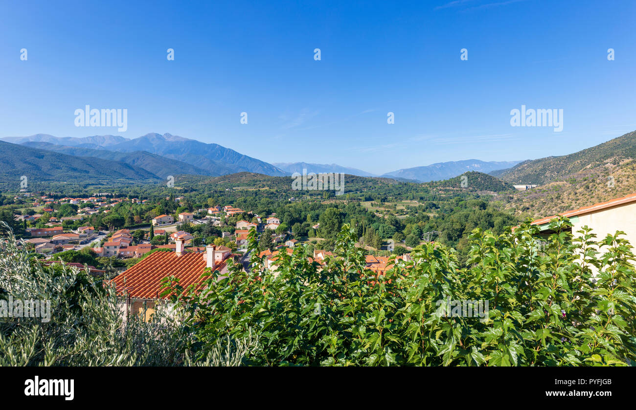 Visualizzare se i Pirenei circostante dal villaggio catalano di Rodes Foto Stock