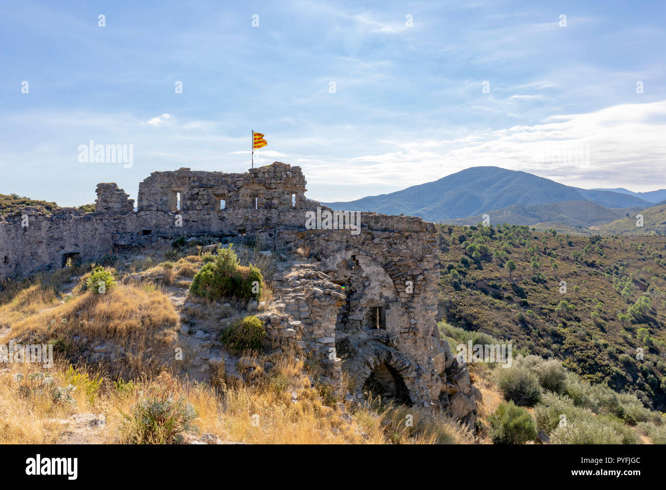 Il castello di abbandonati al di sopra del villaggio catalano di Rodes battenti bandiera della Catalogna di indipendenza Foto Stock
